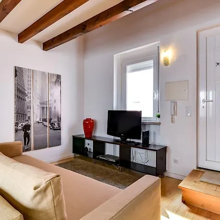 Cozy For 4 With A Mezzanine Apartment Lisbon