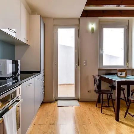 Διαμέρισμα Cozy For 4 With A Mezzanine